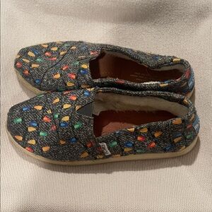 TOMS Kids' Christmas Lights Slippers - Gray